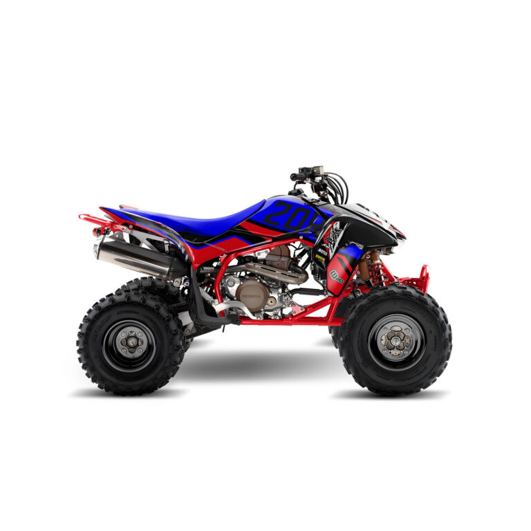 Vue de profil, d'un kit déco rouge et bleu pour quad honda TRX 450.