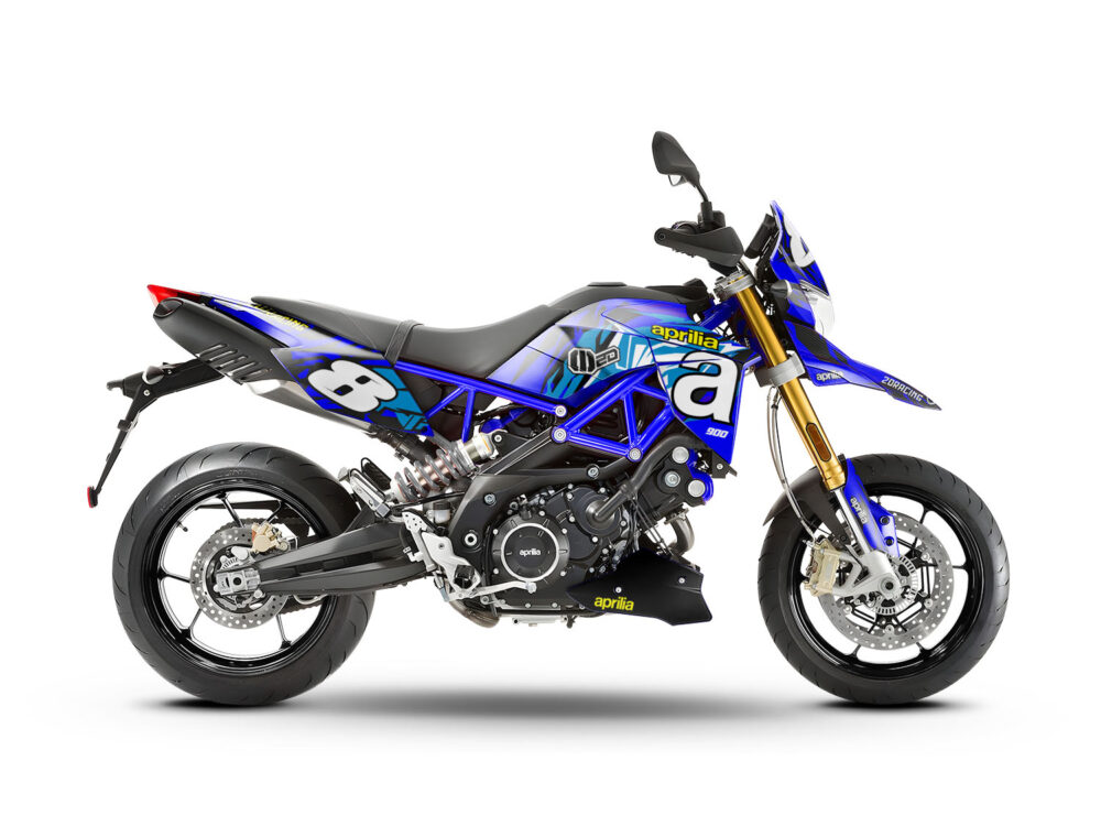 Vue de profil, d'un kit déco bleu pour moto routière APRILIA DORSODURO.