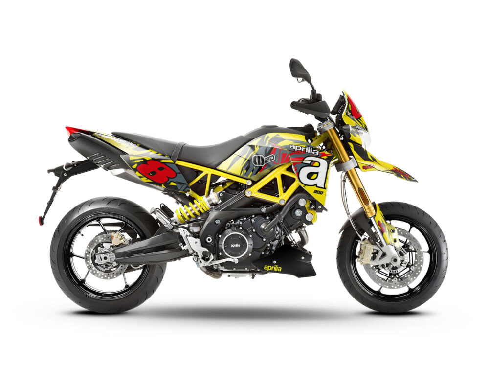 Vue de profil, d'un kit déco jaune pour moto routière APRILIA DORSODURO.